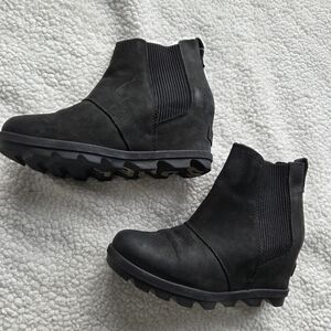 Sorel Joan of Arctic Wedge Chelsea boots. Size 7